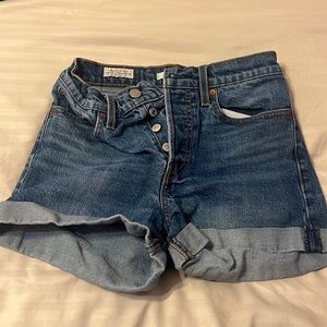 Levi wedgie Jean shorts 27
